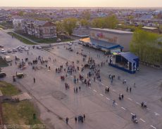 Вечером 9 мая на площади посёлка собрались сотни чановцев на праздничную программу