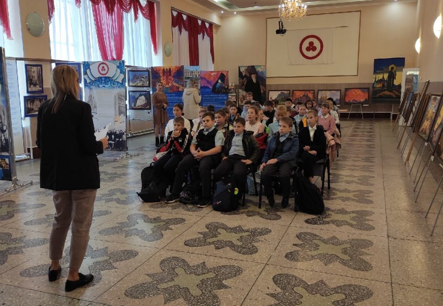 Учащиеся 5-х классов ЧСШ №1 посетили выставку «Пакт Рериха. Искусство и современность»