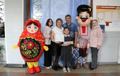 Семью Джунусовых поздравили с Международным днем семьи и вручили памятные подарки